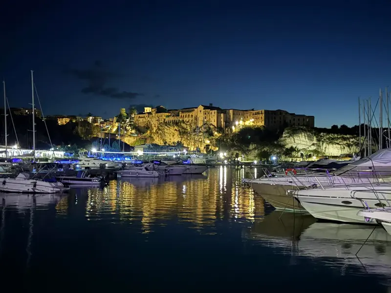 Tropea am Abend, die Stadt auf dem Felsen über dem Hafen