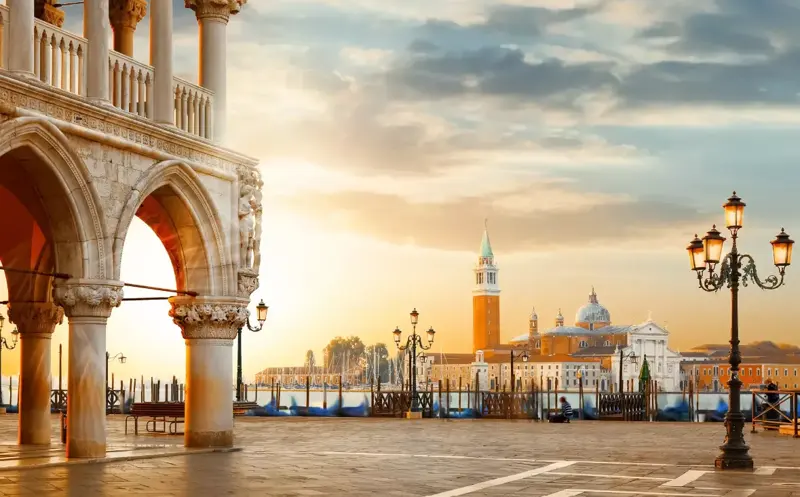 Venedig im Abendlicht mit Dogenpalast und Gondelpfählen