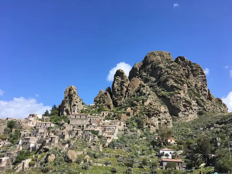 Pentedattilo, Felsen über einem verlassenen Dorf in Kalabrien